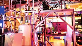 Blick nach Seattle: Während sich die Mainzer Project-8-Gruppe auf die Entwicklung atomarer Quellen konzentriert, wurden in USA bereits erste Prototypen des Experiments aufgebaut. Das hier gezeigte Gerät ist das zweite, das die Kollaboration gebaut hat, und das erste, in dem Tritium verwendet wird.  (Bild: Alec Lindman / Project 8)