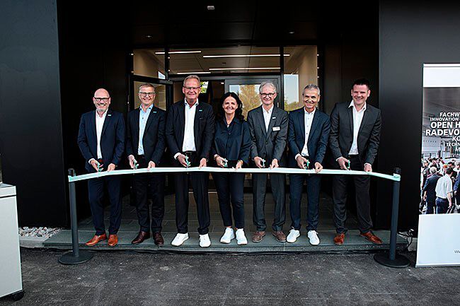 Arburg-Entscheider zerschneiden das Band zur Wiedereröffnung des ATC Radevormwald. (Bild: Arburg)