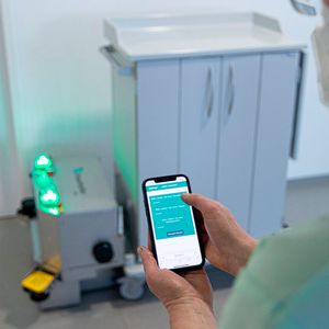 Folgt dem digitalen Ruf! Die Pflegekraft kann den neuen Transportroboter übrigens auch mit ihrem Smartphone an den gewünschten Einsatzort bestellen.(Bild:  Fraunhofer IPA / R. Bez)