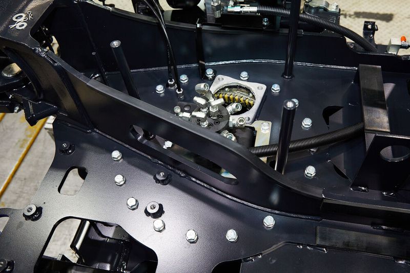 Der Drehkranz ermöglicht eine Relativbewegung zwischen Ober- und Unterwagen der Kubota-Bagger zueinander, so dass der Fahrer sich mitsamt Kabine um die eigene Achse drehen kann, während die Ketten an Ort und Stelle nicht bewegt werden müssen. Hier ein Blick auf die Verschraubungen, bei denen Desoutter-Systeme für dokumentierte Prozesssicherheit sorgen. (Bild: Desoutter / R. J. Vogel)