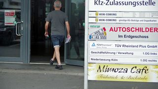 Oft zeitaufwändig und mühsam: der Weg zum Straßenverkehrsamt. (Bild: Friedrich Langer)