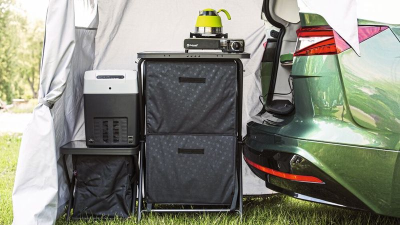 Mit dem entsprechenden Zelt lässt sich der „Wohnraum“ nach draußen vegrößern. (Bild: Petr Homolka/Skoda)