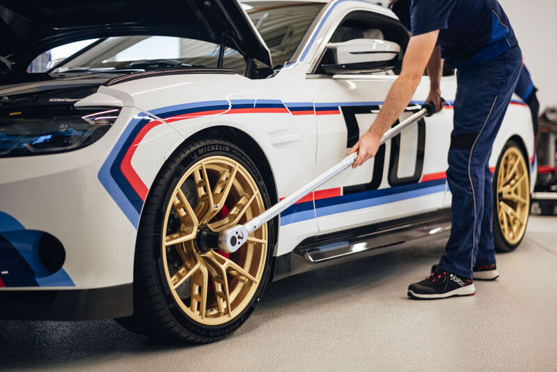 Die Räder sind mittels Zentralverschluss mit der Achse verbunden; wie im Rennsport üblich. Fest ist bei 930 Newtonmetern. (Bild: BMW)