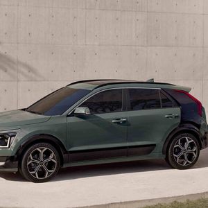 Zum neuen Design des Niro gehört auch eine ungewöhnliche Form der Zweifarblackierung.(Bild:  Kia)