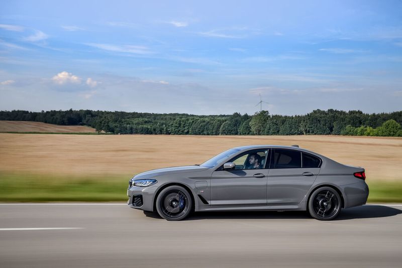 Auf der Landstraße lassen sich je nach Ladezustand, Fahrstil und Fahrstrecke Realverbräuche im Bereich von drei bis sechs Litern pro 100 Kilometer erzielen. (Bild: BMW)