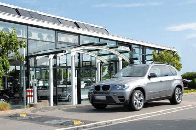 Einsatz des Systems vor einem Autohaus – Chancen: Reifenmehrverkäufe durch Profiltiefenmessung und eine höhere Auslastung der Fahrwerksvermessung durch den Indikator „Abriebbild“. (Foto: Procontour)