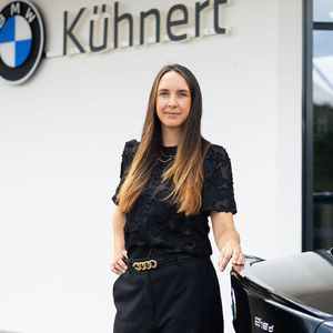 Katharina Kühnert, Mitglied der Geschäftsführung des Autohauses Kühnert: Die Investition in die neue Filiale ist Teil der Wachstumsstrategie des Unternehmens.(Bild:  Autohaus Kühnert)