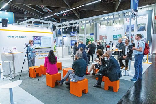 Auf rund 200 Quadratmetern präsentieren Zulieferer, Anlagenbauer und Lösungsanbieter Exponate für die Schüttgutindustrie, die für Effizienz, Ressourcenschonung und Zukunftsfähigkeit stehen. Unterstützt wird das Angebot durch weitere Aktionen (Bild von Powtech 2023)(Bild:  NürnbergMesse / Frank Boxler)