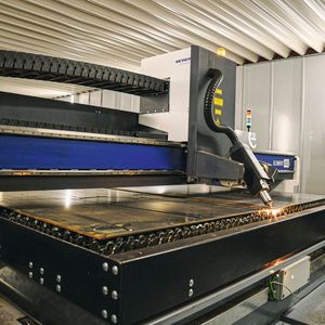Die Lasermaschine Element 400 L bietet eine hohe Dynamik, neueste Lasertechnologie und die Fähigkeit, XXL-Bleche wirtschaftlich zu bearbeiten.(Bild:  Messer Cutting Systems)