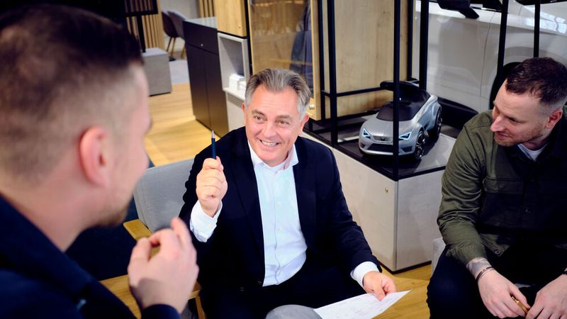 Der „Customer Experience“-Award ging an Artan Statovci (Mitte) aus der Geschäftsführung von Auto Brass (Aschaffenburg). (Bild: Seat Deutschland)