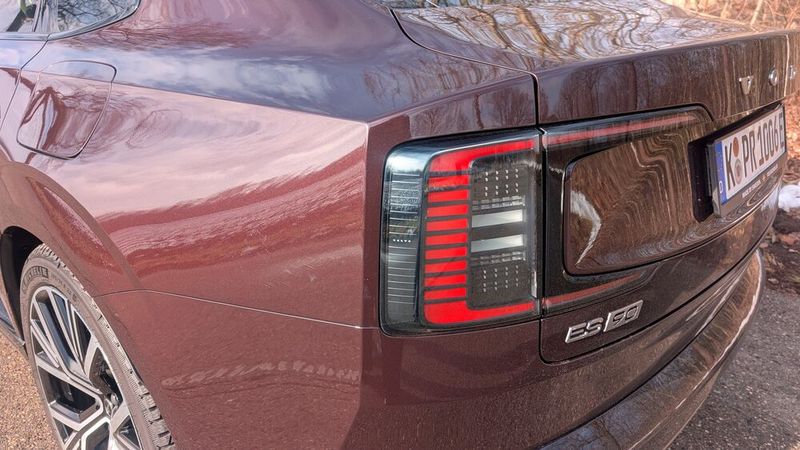 Eingerahmt wird das Heck von den C-förmigen Rückleuchten. (Bild: Mauritz – VCG)