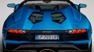 Den klassischen Blick auf einen Lambo – auf die Rückleuchten – werden viele Verkehrteilnehmer auch auf den Lamborghini  Aventador Roadster S werfen. (Lamborghini)