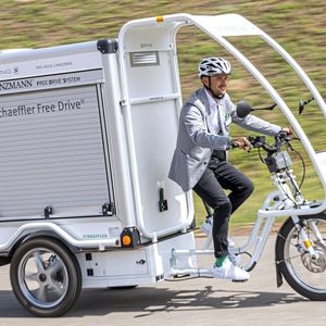 Logistikunternehmen und Lieferdienste nutzen E-Cargo-Bikes künftig verstärkt, um Lebensmittel, Postsendungen oder Medikamente in Innenstädten auszuliefern.(Bild:  Schaeffler (Daniel Karmann))