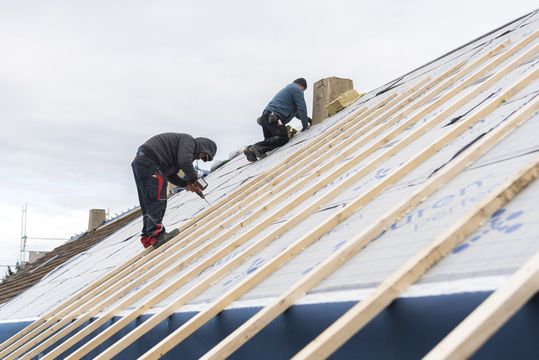 (Im oberen Traufbereich wurden die Konterlatten über die Hauswandkante hinausgeführt. Entstandene Hohlräume wurden ausgeschäumt oder mit Mineralwolle ausgefüllt. Bild: puren)