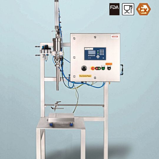 Flux-Fill WT Ex – das kompakte, halbautomatische Abfüllsystem mit eichgenauer Wägetechnik ist jetzt auch in Ex-Ausführung verfügbar.(Bild:  Flux)