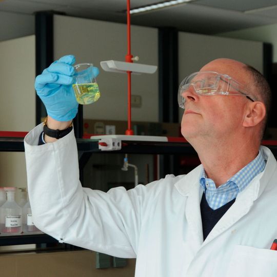 Professor Dr. Manfred Sietz ist es gelungen, die Herstellung von Ethanol aus konzentrierten Zuckerlösungen durch die Zugabe des Nanogold-Katalysators um mehr als 60 % zu beschleunigen. Professor Dr. Manfred Sietz ist es gelungen, die Herstellung von Ethanol aus konzentrierten Zuckerlösungen durch die Zugabe des Nanogold-Katalysators um mehr als 60 % zu beschleunigen.