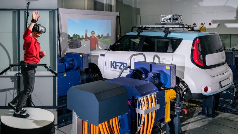 Verschmelzung von Realität und Simulation: In der Testumgebung des Fachgebietes Kraftfahrzeuge der TU Berlin untersuchen die Projektpartner, wie sich eine Fahrzeugsteuerung verhält, die aktiv Verletzungsrisiken minimiert.(Bild:  K. Fuchs/L. Otto (Bearb.))