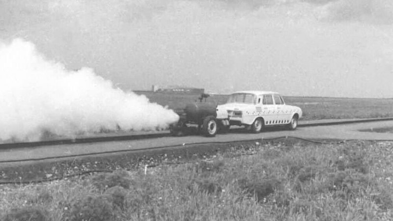 Der wasserdampfbetriebene Raketenwagen beschleunigt den 100 L auf 48,3 km/h. (Bild: Skoda)