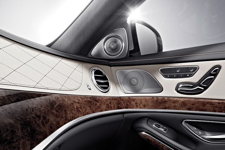 Das Verwöhnprogramm für die Ohren entwickelten die Stuttgarter gemeinsam mit Burmester. Neu ist dabei ein Frontbass-System: Dabei sind die Basslautsprecher in der Stirnwand montiert und nutzen das fast 40 Liter große Volumen des Quer- und Längsträgers als Resonanzraum. (Foto: Daimler)