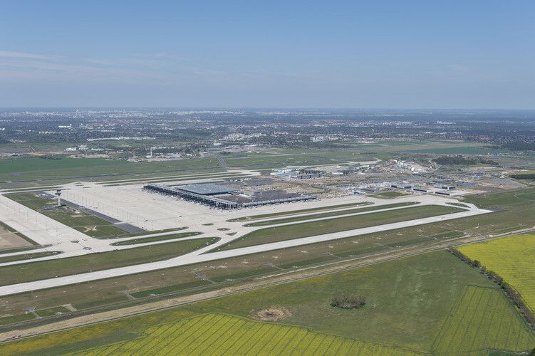 Der Flughafen Berlin-Schönefeld wird von umweltfreundlich erzeugter Wärme und Strom sowie von umweltfreundlich betriebenen Fahrzeugen profitieren. (Bild: Flughafen Berlin-Schönefeld)