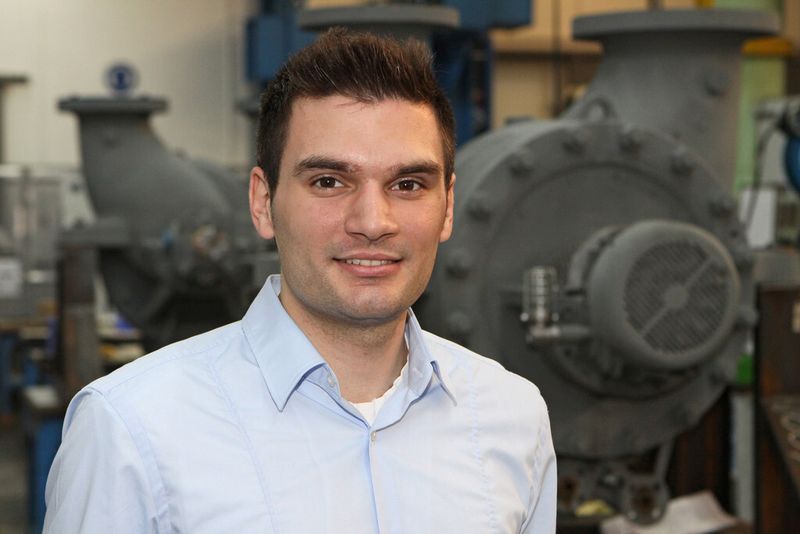 Bild 6: „Das Schraubsystem von Desoutter kombiniert gute Ergonomie und einfache Bedienbarkeit. Durch die hohe Prozesssicherheit und Wirtschaftlichkeit ist die Anlage für unsere Montage ein großer Vorteil“, erklärt Daniel Wurzinger, Projektkoordinator bei Sulzer Pumpen in Bruchsal. (Bild: Desoutter)