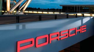 Tief in den roten Zahlen steckt weiterhin die Familien-Holding Porsche SE. Ein erneuter Verlust beträgt demnach deutlisch über 900 Millionen Euro ... (Bild: Porsche)