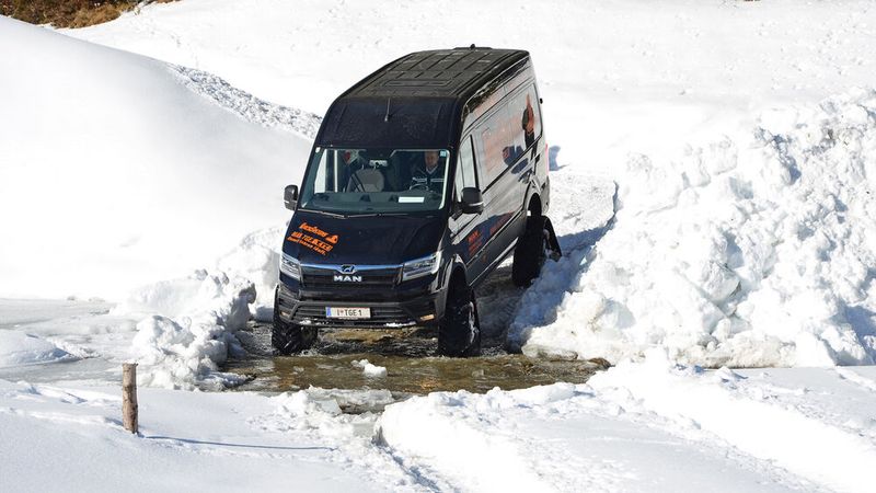 Auch Bachläufe stellen kein Hindernis für den Raupen-TGE dar. (Bild: MAN)