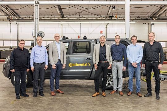 Continental und die TU Braunschweig entwickeln gemeinsam ein Verfahren zur Echtzeiterkennung von Reifenabriebpartikeln. Von links nach rechts: Prof. Dr. Georg-Peter Ostermeyer (TU Braunschweig), Dr. Matthias Haufe (Continental), Edwin Goudswaard (Continental), Prof. Dr. Carsten Schilde (TU Braunschweig), Dr. Thomas Kramer (Continental), Dr. Benjamin Oelze (Continental), Dr. Frank Schiefer (TU Braunschweig).(Bild:  Continental)