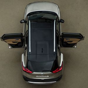 Die Fondtüren lassen sich fast rechtwinklig öffnen.(Bild:  Nissan)