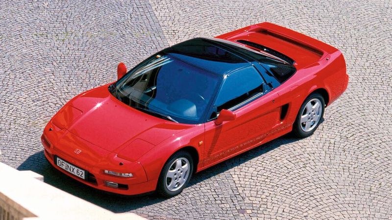 Der Honda NSX war das erste Serienautomobil in Voll-Aluminium-Bauweise. Die erste ab 1990 verkaufte Modellversion hatte einen quer zwischen Fahrgastzelle und Kofferraum eingebauten 3,0-Liter-V6-Saugmotor mit vier -obenliegenden Nockenwellen, vier Ventilen pro Zylinder und leistete 201 kW (274 PS) bzw. 284 Nm Drehmoment bei einer Höchstdrehzahl von 8000 U/min.  (Bild: Honda)