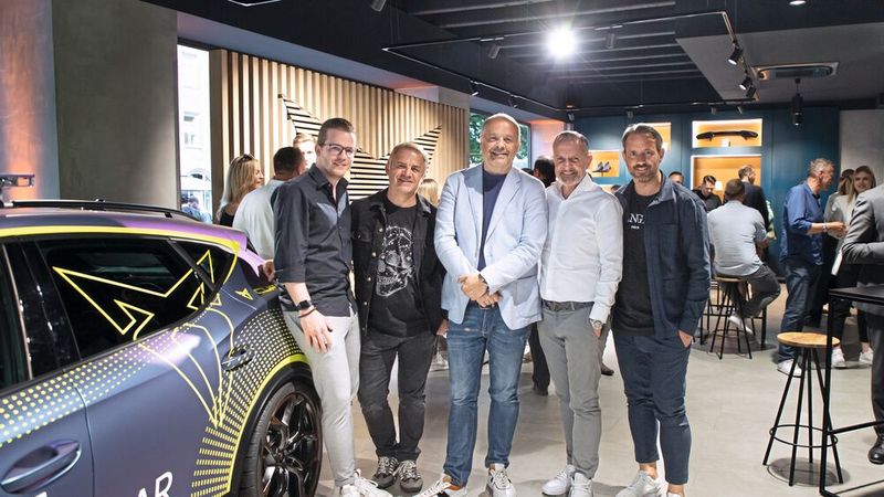 Beim VIP-Opening der Cupra Garage am 15. Juni: (v. l.) Betriebsleiter Maximilian Feser, Seat-Vertriebschef Alexander Buk, Seat-Geschäftsführer Bernhard Bauer, Markus Kugler aus der Geschäftsführung der Feser-Graf-Gruppe und Erik Händler, Leiter Händlerorganisation Seat Deutschland. (Bild: Seat Deutschland)