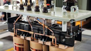 Allgegenwärtig:  Vom Netztransformator bis zum hochfrequenten Übertrager im Schaltnetzteil reicht das Anwendungsspektrum. Trotz unterschiedlicher Bauformen, Leistungen und Frequenzen bleibt das Prinzip der magnetischen Kopplung dasselbe. (Bild: © vladimirnenezic - stock.adobe.com)