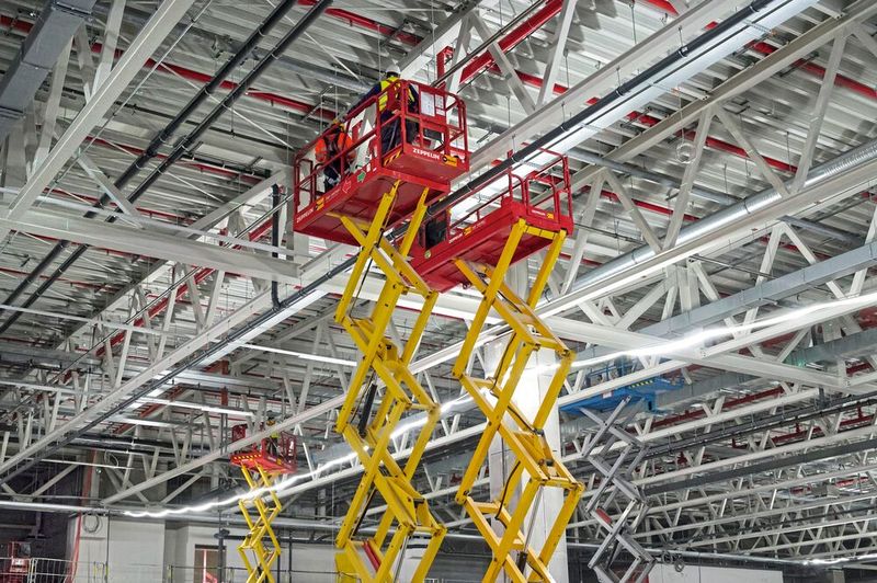 Regelmäßige Sicherheitsprüfungen nach UVV-Standard durch das Servicepersonal von Zeppelin Rental gewährleisten eine stets einsatzbereite Technik(Bild:  action press – Christian Rudnik)