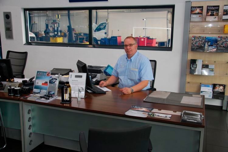 In heller Umgebung und freundlich wird der Kunde in der Serviceannahme vom Serviceberater empfangen. (Foto: Wenz)