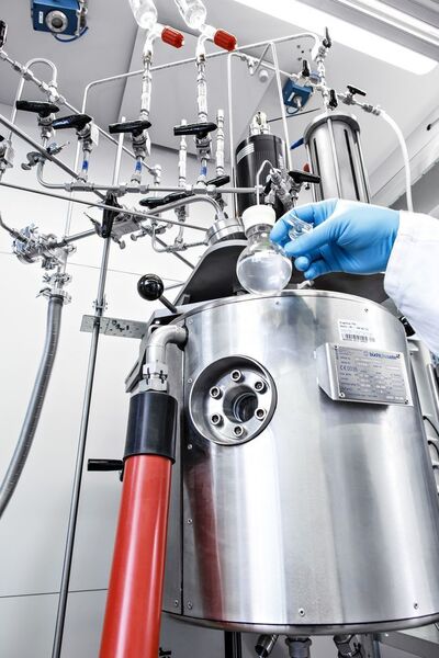 A 20-liter autoclave enables syntheses under inert conditions as well as in a vacuum or under increased pressures. (Picture: Raapke/Fraunhofer LBF)