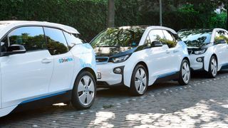 Im Flottenmarkt ist der Anteil der Elektrofahrzeuge höher als im Privatmarkt. Nicht zuletzt wegen der sogenannten Supercredits ist deshalb der CO2-Ausstoß der Firmenflotten deutlich geringer als im Privatmarkt. (BMW)