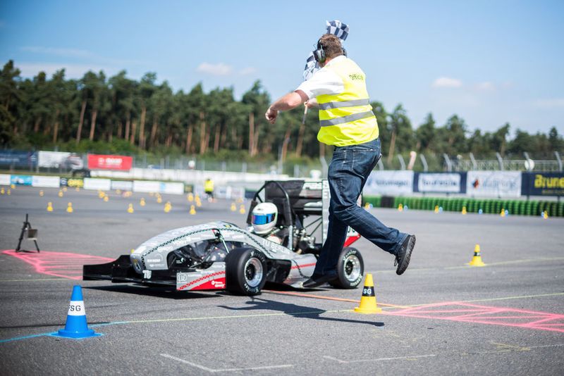 113 Teams aus mehr als 25 Nationen kämpften vom 8. bis zum 14. August 2016 um den Sieg bei Formula Student Germany 2016 am Hockenheimring. (FSG/Grams)