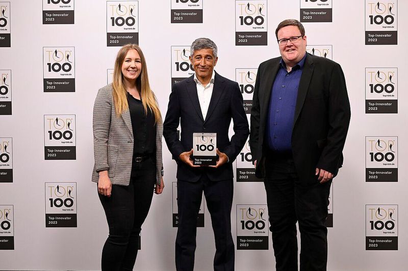 Der Mittelständler Hirschmann wurde vor fast 100 Jahren gegründet und hat seitdem einige Verwandlungen durchlebt. Heute entwickelt das Unternehmen industrielle Kommunikationstechnik. Um mit den technologischen Fortschritten mithalten zu können, ist das Unternehmen auf Innovationen seiner Mitarbeiter angewiesen. Dafür wurde bereits 2021 ein neues Ideenmanagementportal aktiv geschaltet. Entwickler bekommen für Ideen, mit denen sie sich tiefgreifender beschäftigen wollen, ein Zeitkontingent, damit sie sich für eine Weile aus dem Arbeitsalltag zurückziehen können. Von links: Carina Czapla (Assistant CTO Office and Product Management), Oliver Kleineberg (CTO and VP Technology Industrial Automation). (Bild: KD Busch/compamedia)