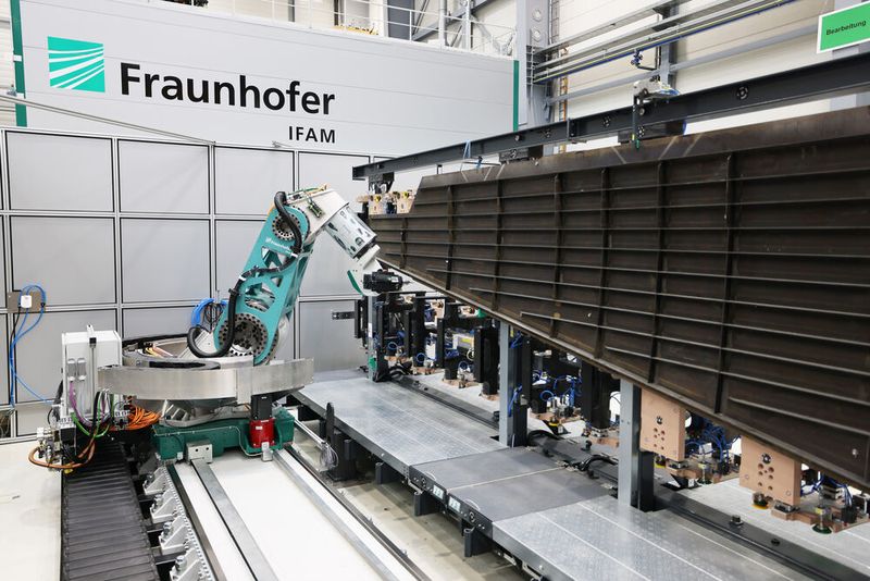 Technology transfer to industrial applications: In the background the flexible milling kinematics developed at Fraunhofer Ifam, in the foreground the jointly developed product solution from Autonox Robotics. (Source: Fraunhofer Ifam)