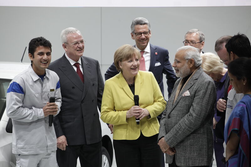 Rundgang zum Auftakt der Hannover Messe 2015: Kanzlerin Merkel und Indiens Premierminister Modi bei VW (Bild: Michael Heck)