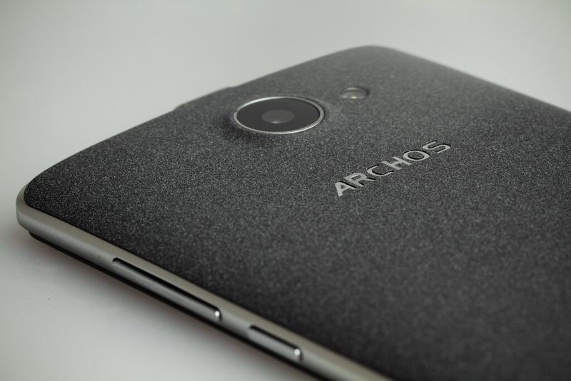 Die im Lieferumfang enthaltenen Wechsel-Cover bestehen aus einem samtigen Kunststoff. (Bild: Archos)
