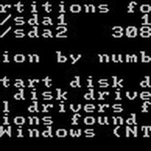 Das im Artikel erwähnte Linux-Live-System NTPasswd lässt sich auf CD brennen und anschließend booten. Nach dem Start wählen Administratoren die Partition aus, auf der Windows installiert ist. Bei Windows 7/8 handelt es sich um die zweite Partition, da auf der ersten Partition nur der Bootmanager liegt.