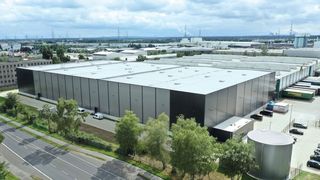 Um die intralogistischen Abläufe angesichts steigendem Kostendruck dynamischer und platzsparender zu machen, zentralisiert Offergeld Logistik mehrere Lager in Dormagen in einem 9.600 Quadratmeter umfassenden Neubau. Schwerlast-Verschieberegale von SSI Schäfer sind mit dabei. (Offergeld Logistik)