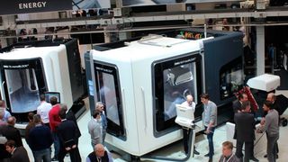 Wie jedes Jahr herrscht gute Stimmung unter den Gästen der traditionellen Hausausstellung von DMG Mori in Pfronten. (Sonnenberg)