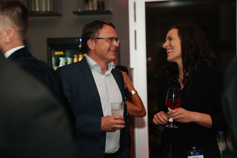 Alexander Tlusti von Fsas Technologies im Gespräch mit Svenja Mohn von der Vogel IT-Akademie. (Bild:  Manuel Emme Fotografie)