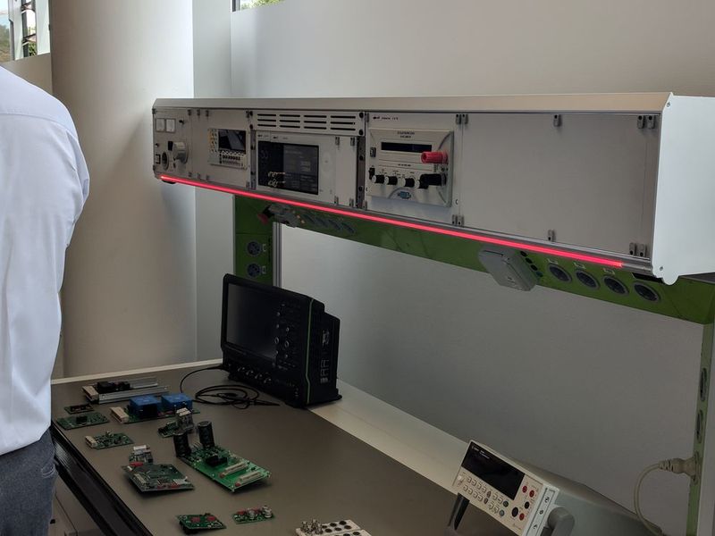 Selbst die LED-Beleuchtung ist von den Mitarbeitern von erfi selbst entwickelt. Die farbigen LED zeigen die Zustände des Laborarbeitsplatzes an. (Bild: Hendrik Härter)