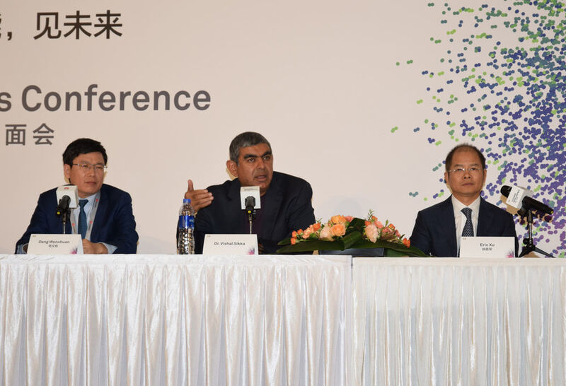 Bei der Pressekonferenz: rechts Huawei-Chef William Xu, links Huawei-Chefstratege Dang Wenshuan, in der Mitte Vishal Sikka, Gründer und CEO von Hang Ten Systems. Diese Firma ist bei Huaweis AI-Plänen offenbar besonders wichtig. (Ludger Schmitz / CC BY 3.0)