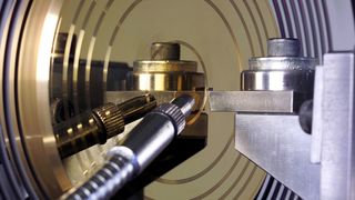 Die thermischen Einflüsse aus dem Prozess ergeben sich vorwiegend aus der Minimalmengenschmierung. Über eine Sprühdüse wird der Prozess geschmiert und ein sicherer Späneabtransport gewährleistet. (IPT)