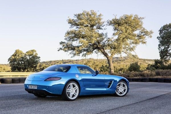 Der Mercedes-Benz SLS AMG Coupé Electric Drive - mit einer Gesamtleistung von 552 kW und einem maximalen Drehmoment von 1000 Nm der stärkste Elektro-Supersportwagen der Welt (Daimler AG)