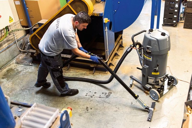 Die in der Schleiferei anfallenden Messing- und Polierstäube werden filtriert, es sind grosse Mengen, die durch die Filter abgesaugt werden. Aus diesem Grund reinigen die Mitarbeiter diesen Raum einmal pro Woche mit einem robusten, aber wendigen Sauger, dem Kärcher IVR 35/20-2 Sc Me. (Bild: MomentiMedia)